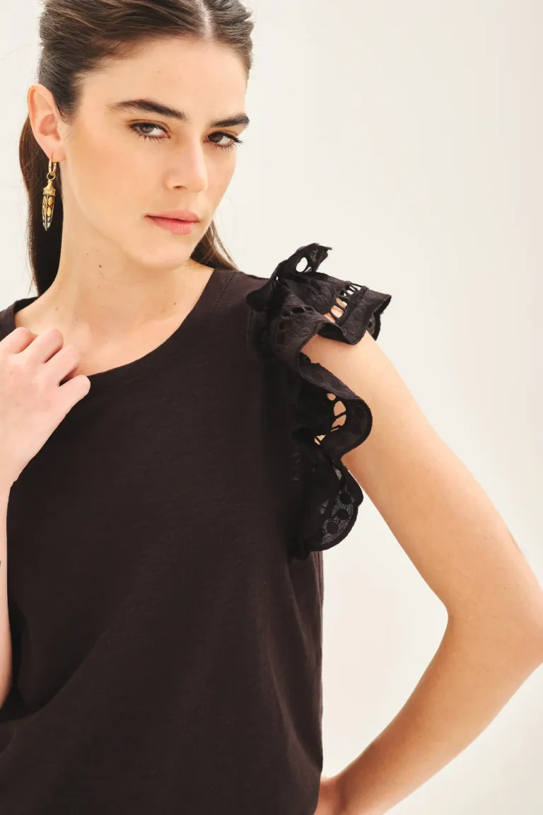 Remera de algodón con volados de broderie en las mangas para un estilo femenino y vintage de Rapsodia en Remeras para argentina