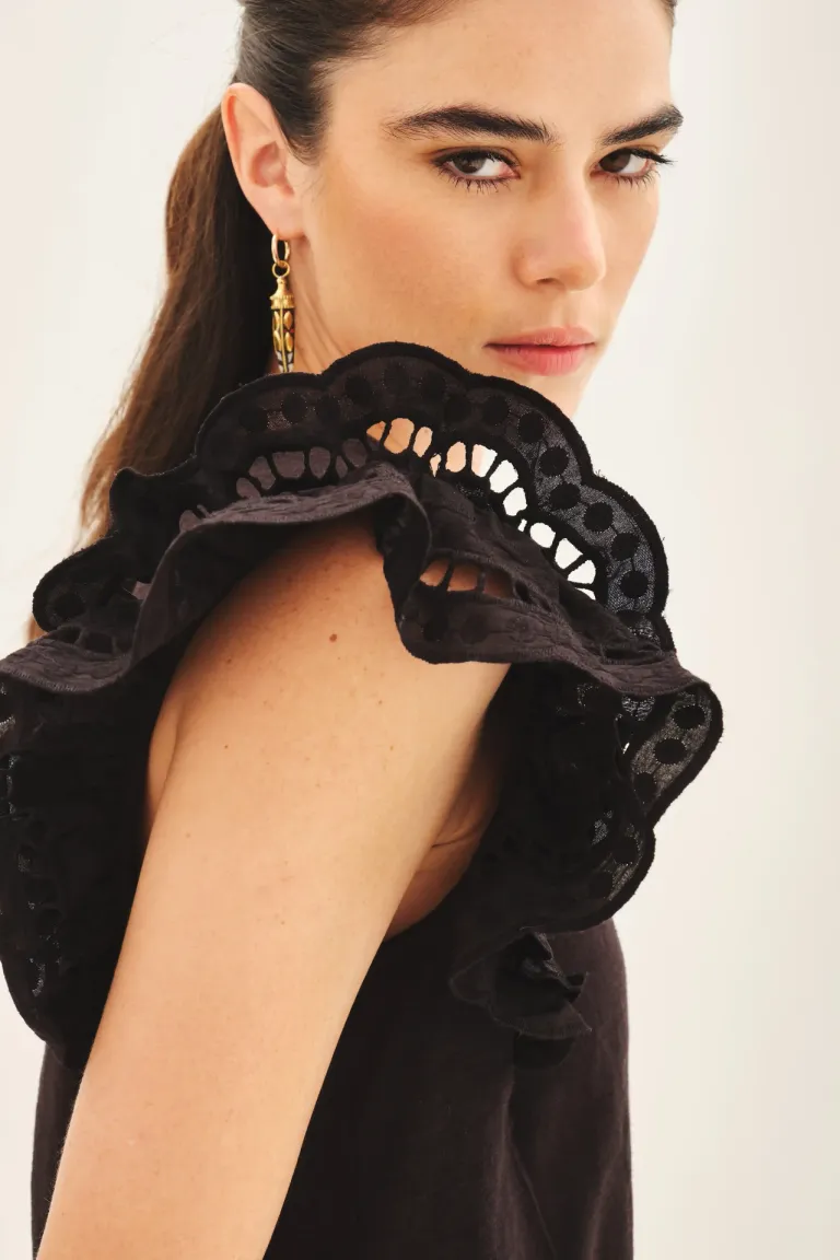 Remera de algodón con volados de broderie en las mangas para un estilo femenino y vintage de Rapsodia en Remeras para argentina