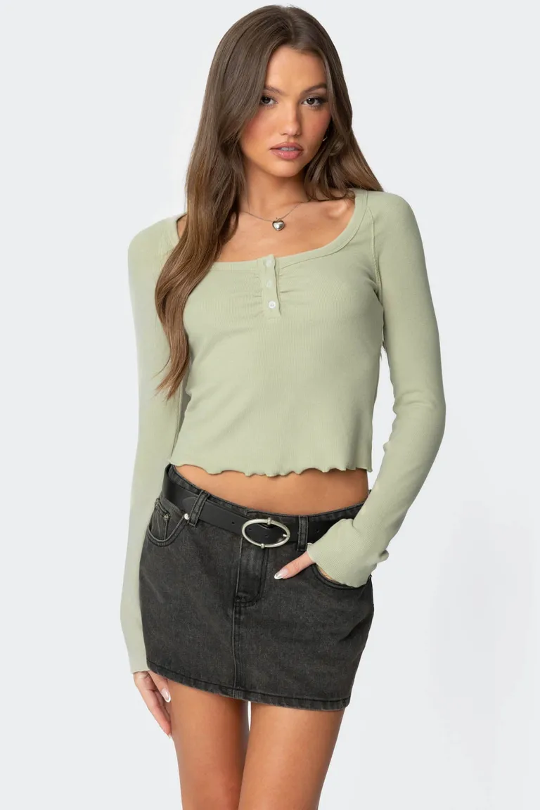 Top henley acanalado jayde de Edikted en Tops para argentina