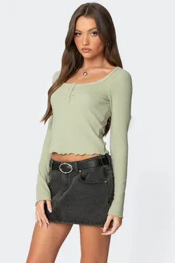 Top henley acanalado jayde de Edikted en Tops para argentina