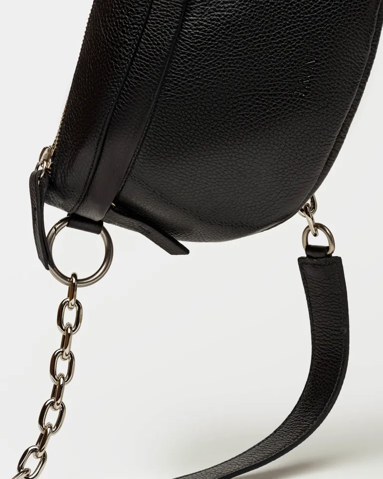 Riñonera de cuero negra con manija y cadena, un accesorio imprescindible para la moda de Prüne en Riñoneras para argentina