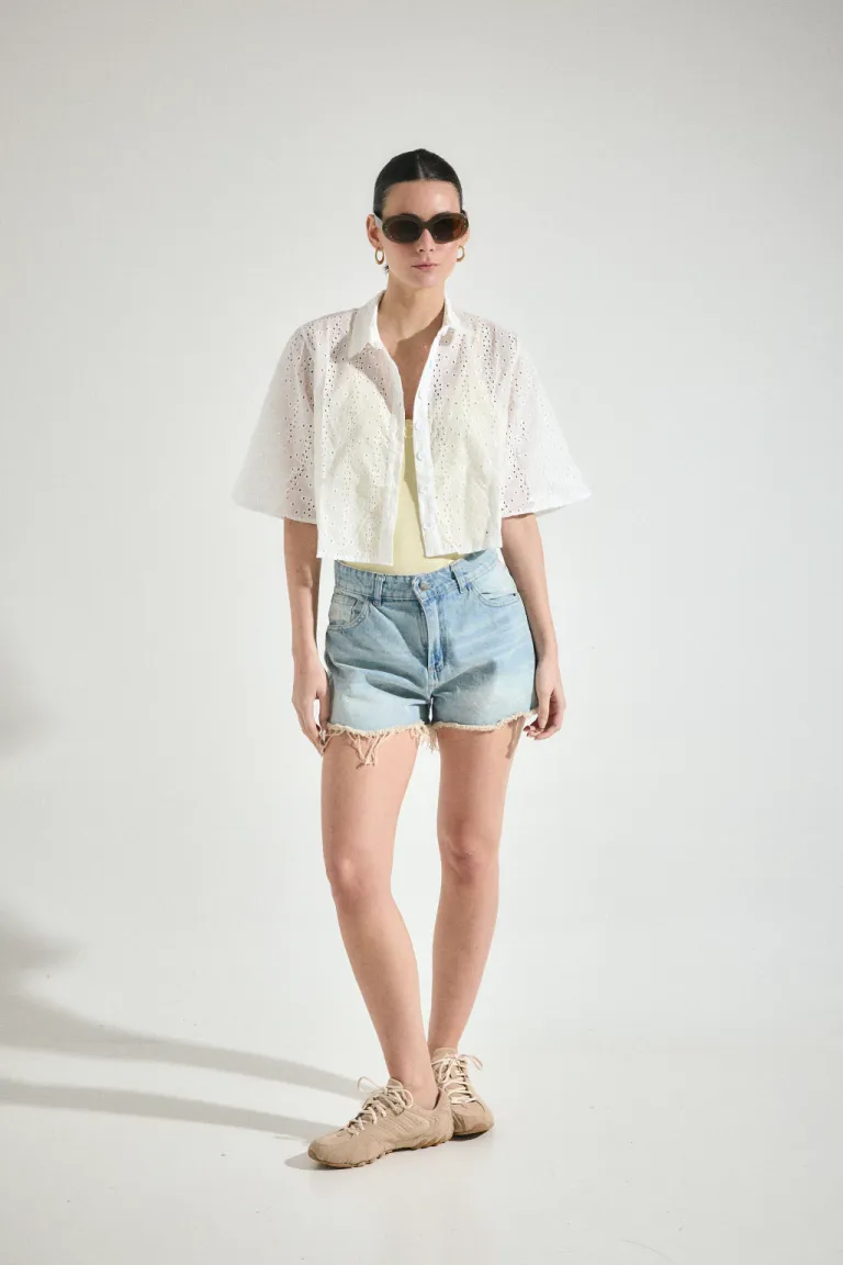 Camisa oversize blanca con bordados delicados para un estilo casual y chic de Audaz en Camisas para argentina