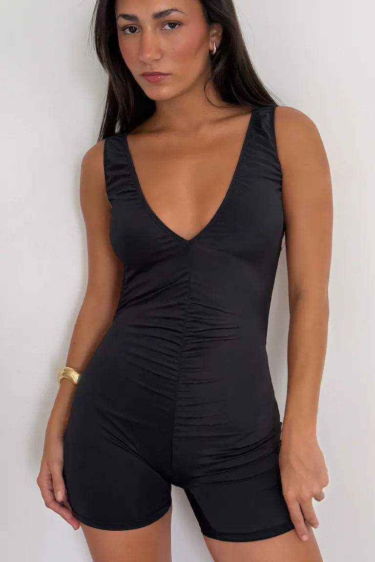 Mono negro de una pieza con escote en V y frunces en el frente de Top White en Monos para argentina