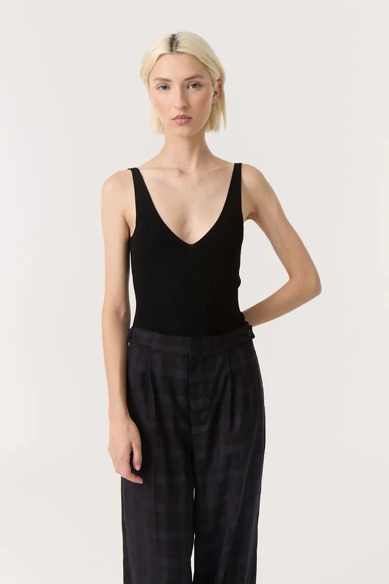 Musculosa tejida con escote en V y calce entallado de Furzai en Tops para argentina