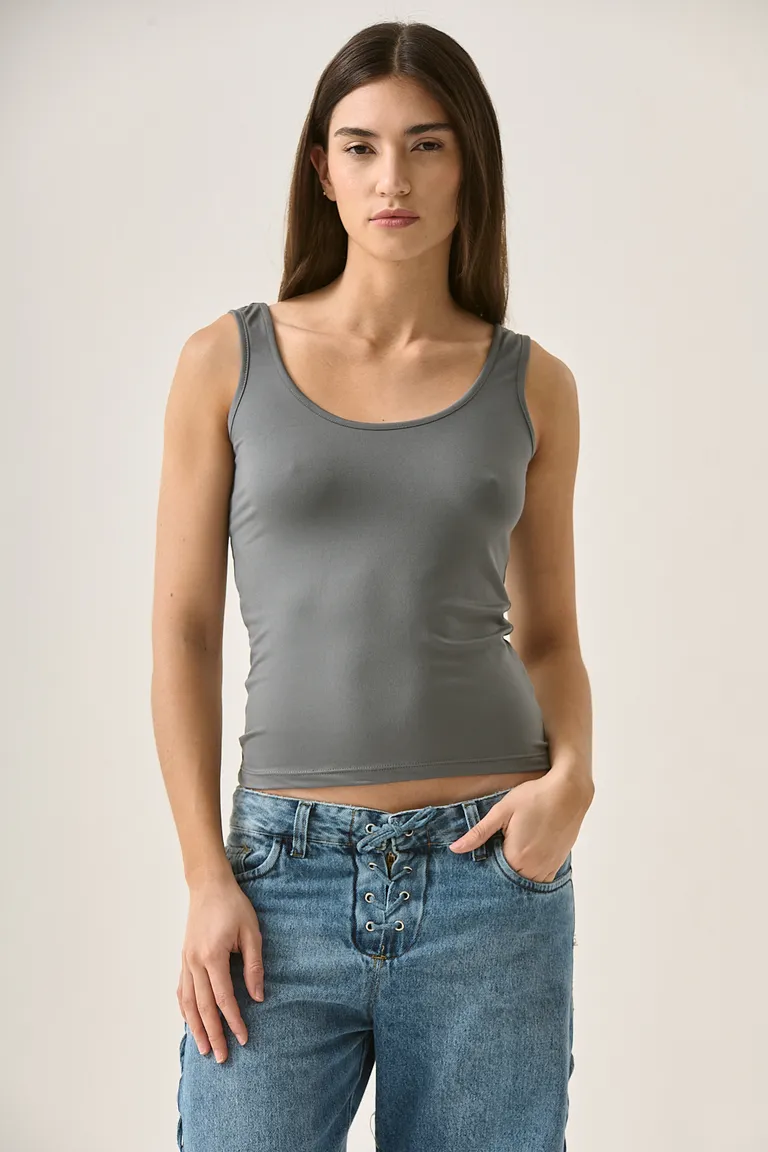 Musculosa básica y femenina, diseño al cuerpo con escote en U de Sweet en Tops para argentina