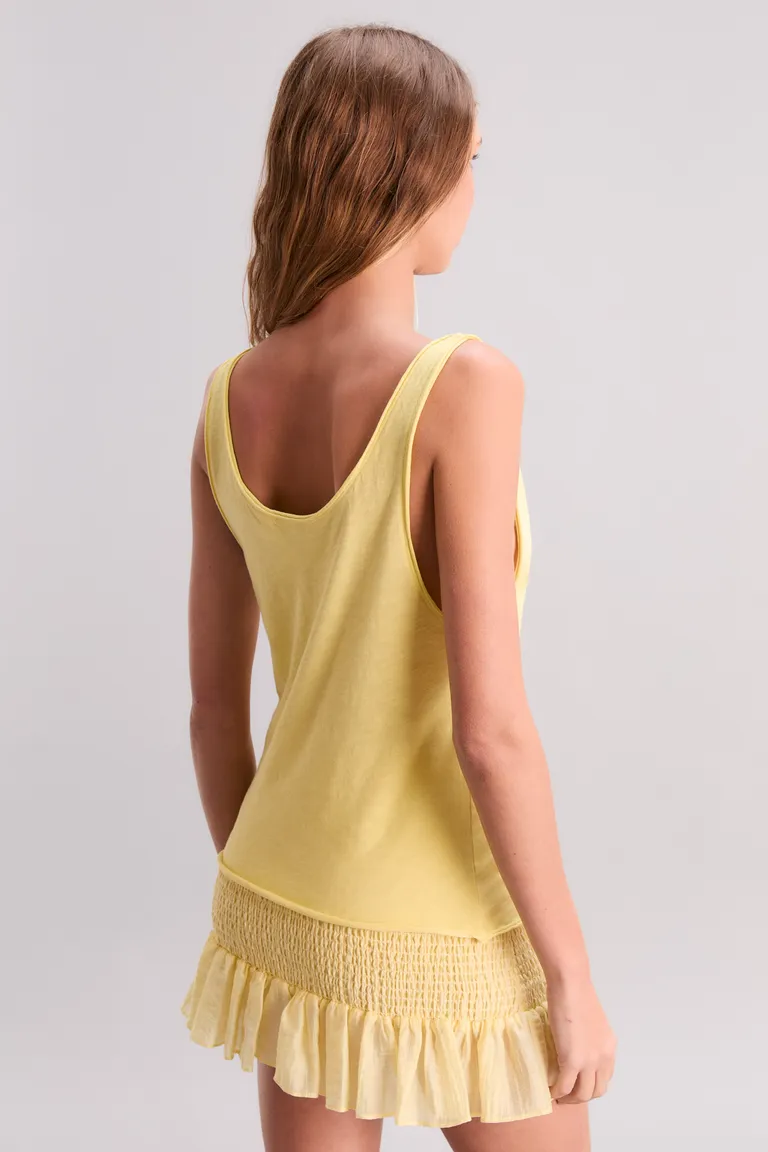 Musculosa amarilla sin mangas con diseño exclusivo y detalles en vivos de Kosiuko en Remeras para argentina