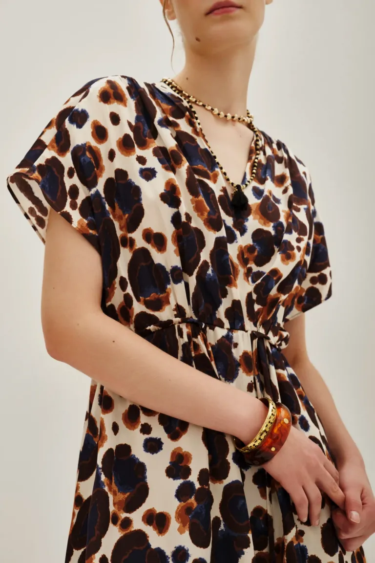 Vestido corto con escote en V cruzado y mangas cortas con ajuste en cintura de Rapsodia en Vestidos para argentina