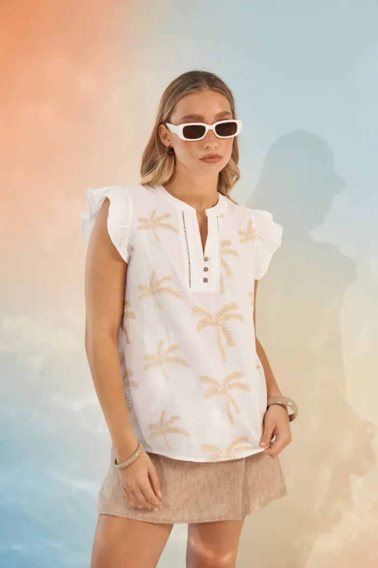 Blusa de mujer con diseño de palmas en estampado blanco y beige de Apricot en Blusas para argentina