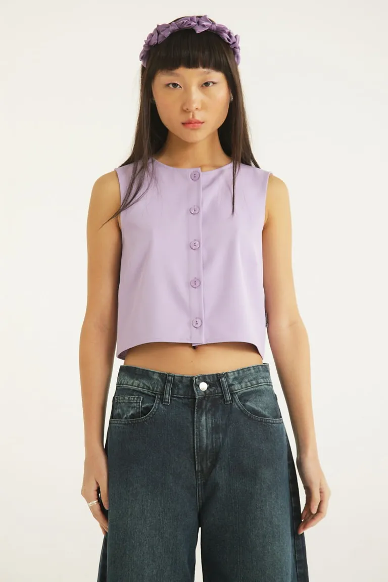 Musculosa cropped con botones frontales y cuello redondo de Las Pepas en Tops para argentina