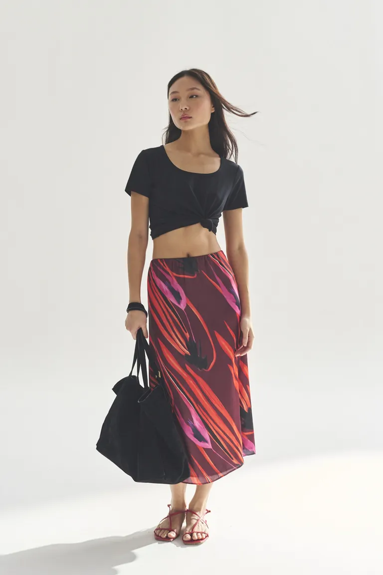 Remera negra de manga corta, estilo clásico y versátil para mujer de Akiabara en Remeras para argentina