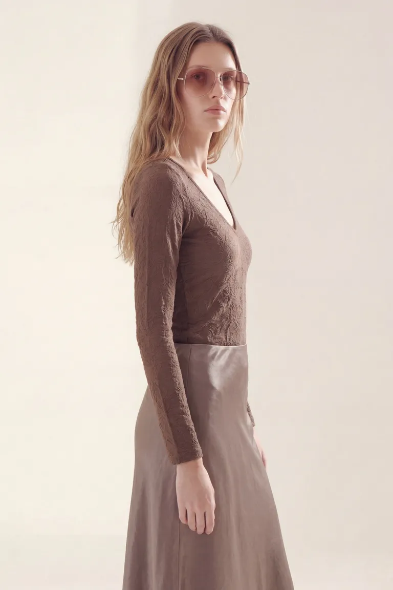 Remera básica de mujer con escote en V y corte clásico de calce relajado de Akiabara en Remeras para argentina