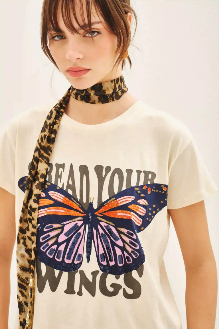 Remera estampada con detalles bordados y lentejuelas para un look alegre y canchero de Rapsodia en Remeras para argentina