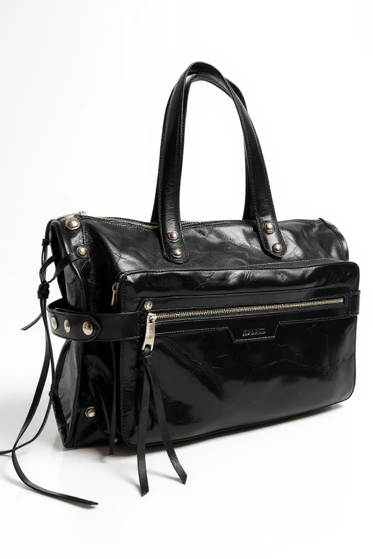 Cartera de mano con bolsillo frontal, doble asa superior y cierres metálicos con diseño estructurado de Maria Cher en Bolsos y Carteras para argentina