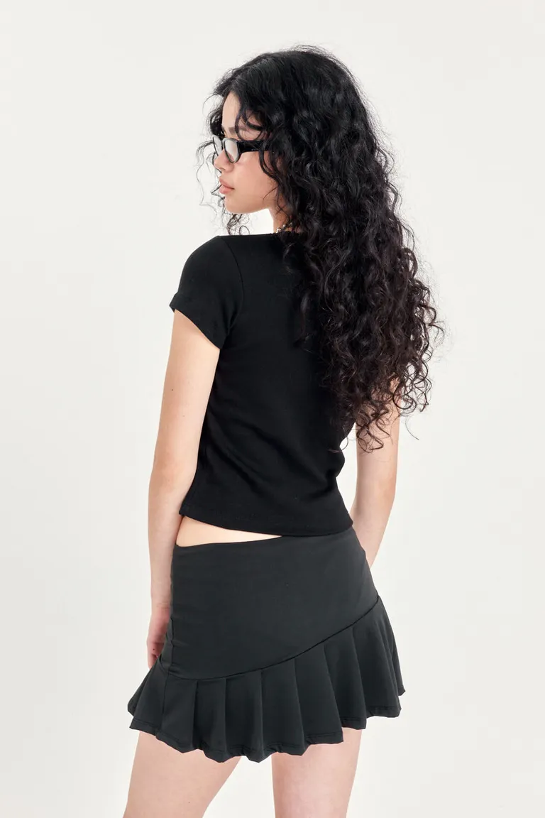 Falda corta negra de microfibra con cintura elástica y short interno de 47 Street en Faldas para argentina