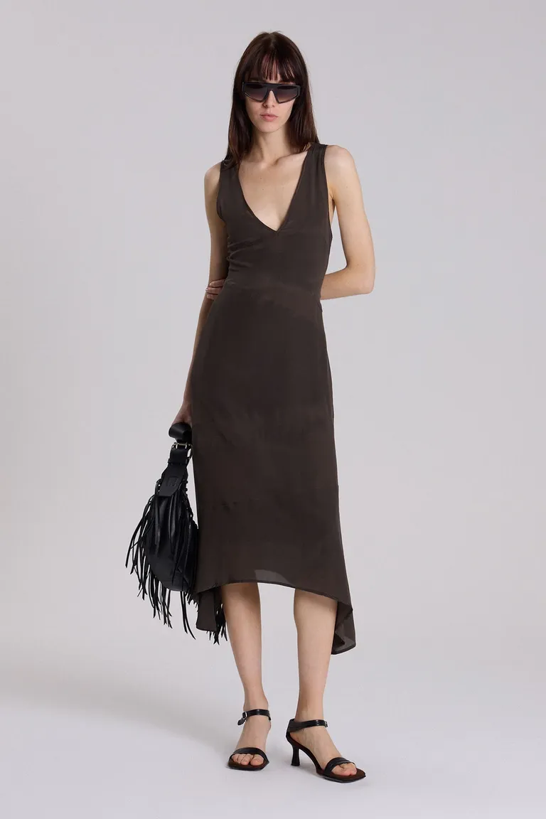 Vestido marrón de seda natural con escote en V y falda amplia de Maria Cher en Vestidos para argentina