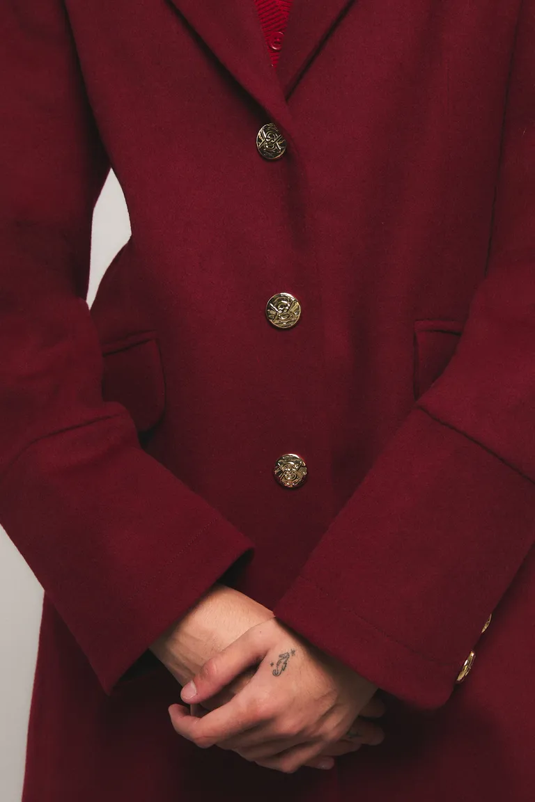 Tapado sastrero de corte slim con solapas, broches delanteros, bolsillos con tapa y tajo en la espalda de Kosiuko en Tapados para argentina