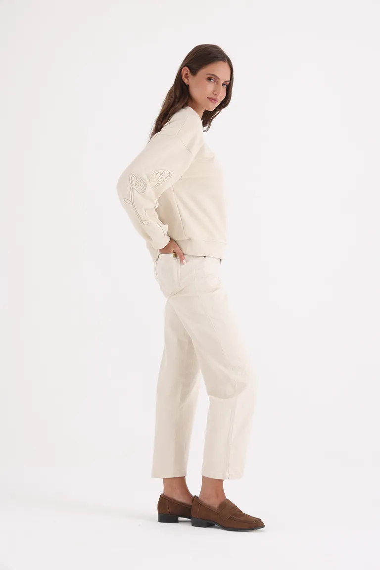 Buzo de mujer con cuello redondo y bordados artesanales en relieve sobre mangas de Yagmour en Buzos y Sweaters para argentina