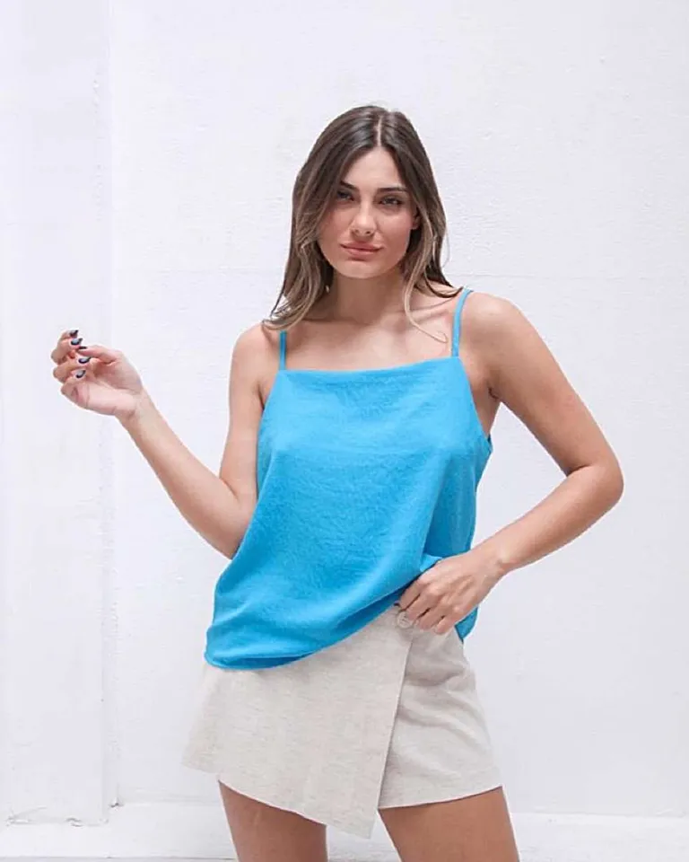 Remera de tirantes finos en tela crep cey con corte acampanado y diseño moderno de Hesed en Tops para argentina