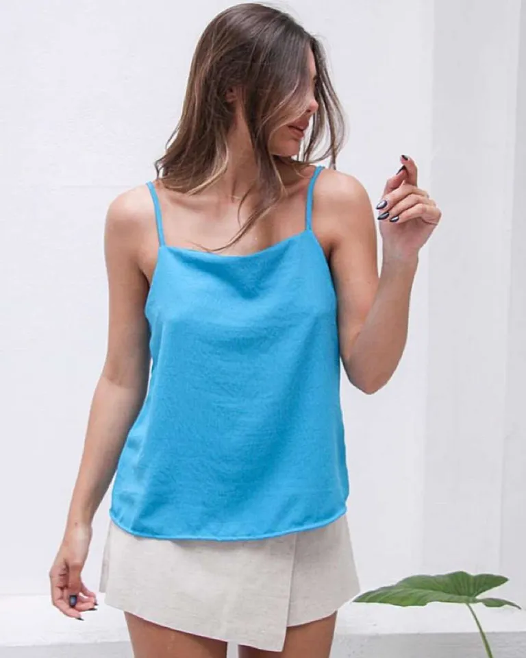 Remera de tirantes finos en tela crep cey con corte acampanado y diseño moderno de Hesed en Tops para argentina