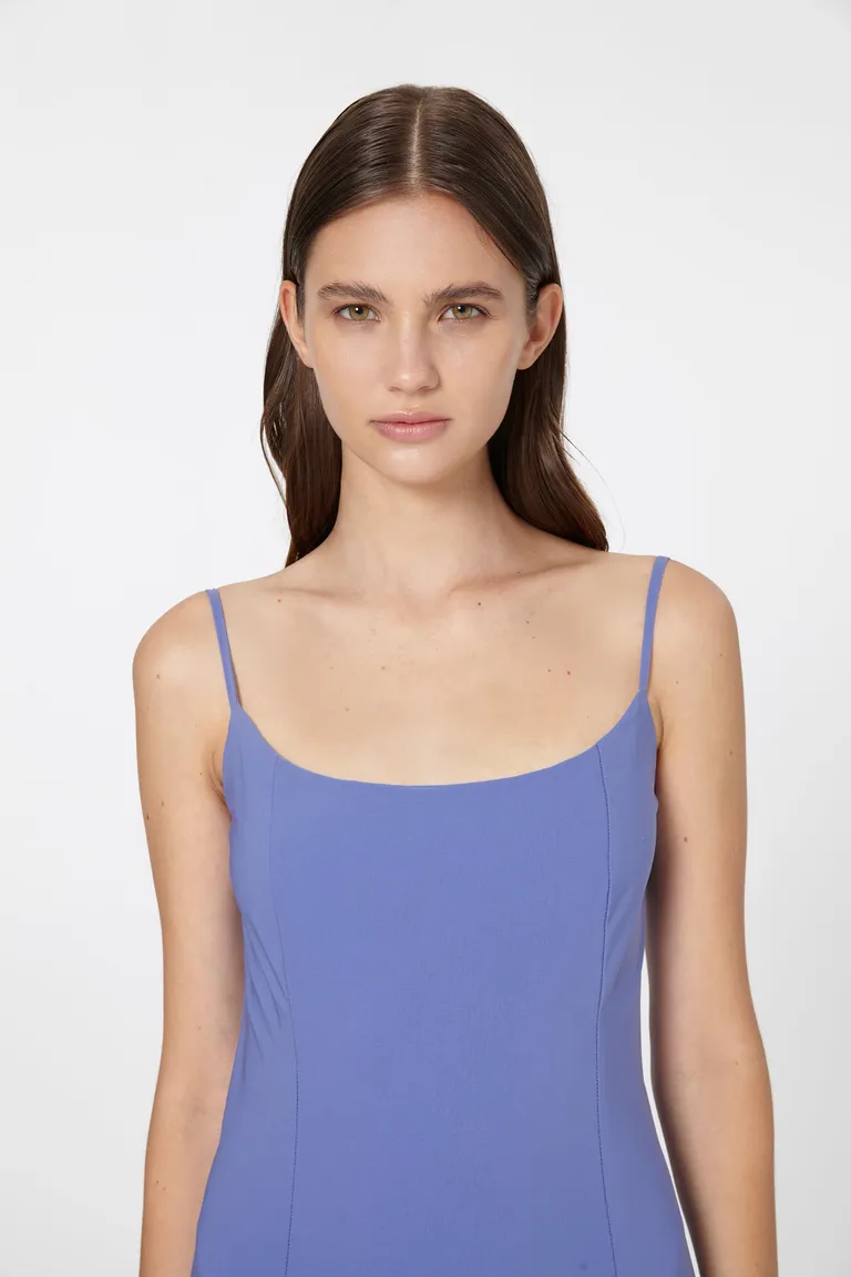 Vestido Violeta de Corte Sirena con Escote Recto y Breteles Ajustables de Naíma en Vestidos para argentina