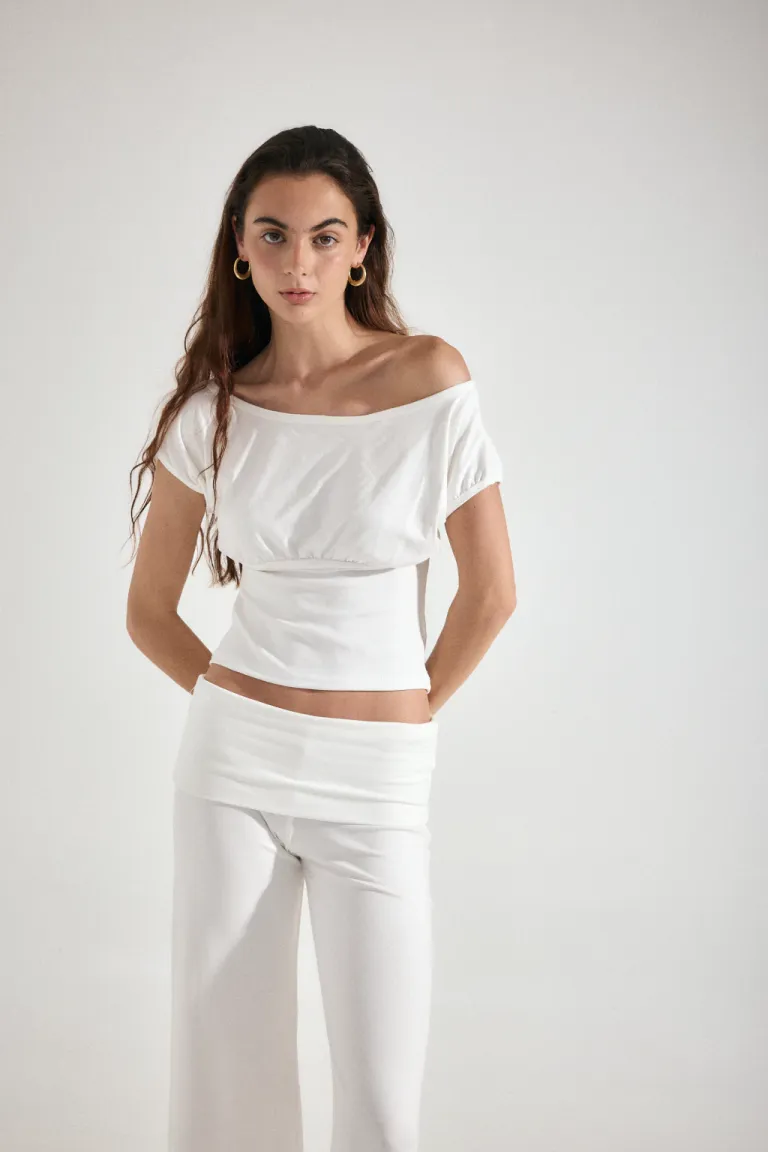 Remera negra de manga corta con cuello bote y detalles fruncidos en la parte delantera de Audaz en Remeras para argentina