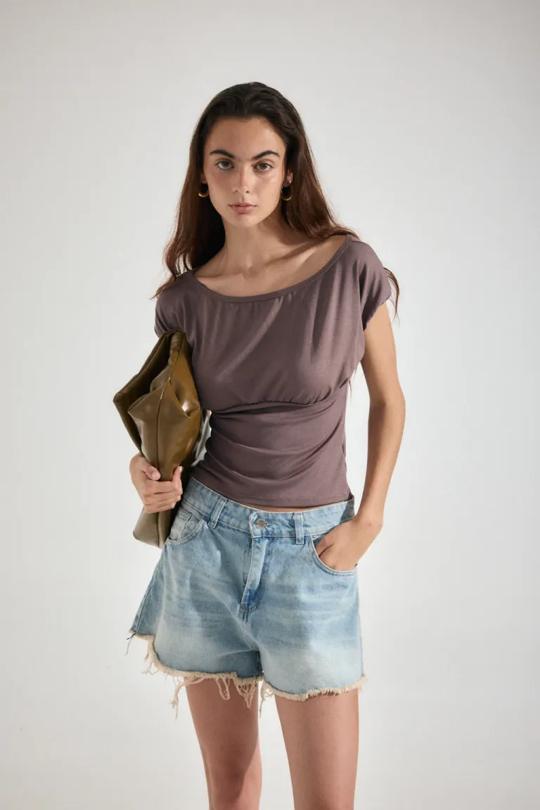 Remera negra de manga corta con cuello bote y detalles fruncidos en la parte delantera de Audaz en Remeras para argentina