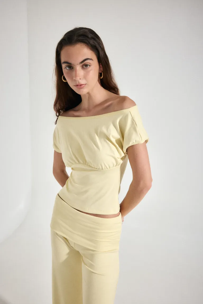 Remera negra de manga corta con cuello bote y detalles fruncidos en la parte delantera de Audaz en Remeras para argentina