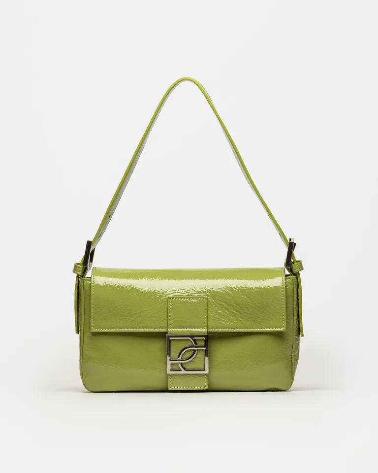 Cartera al hombro de cuero charol en color verde de la línea Signature de Prüne en Bolsos y Carteras para argentina