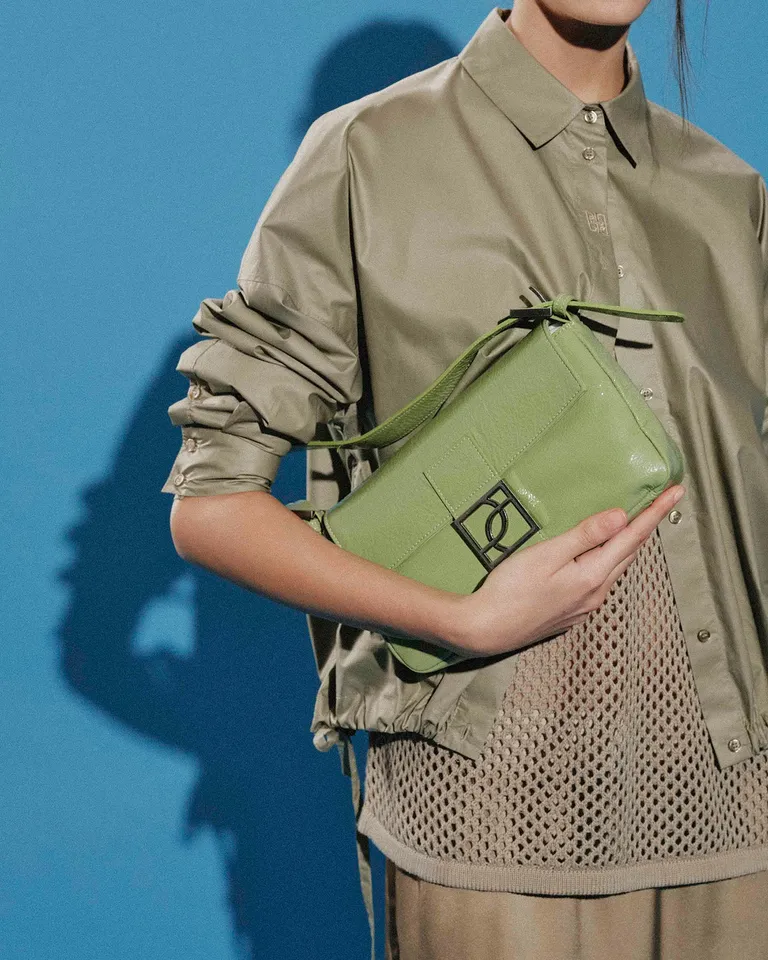 Cartera al hombro de cuero charol en color verde de la línea Signature de Prüne en Bolsos y Carteras para argentina