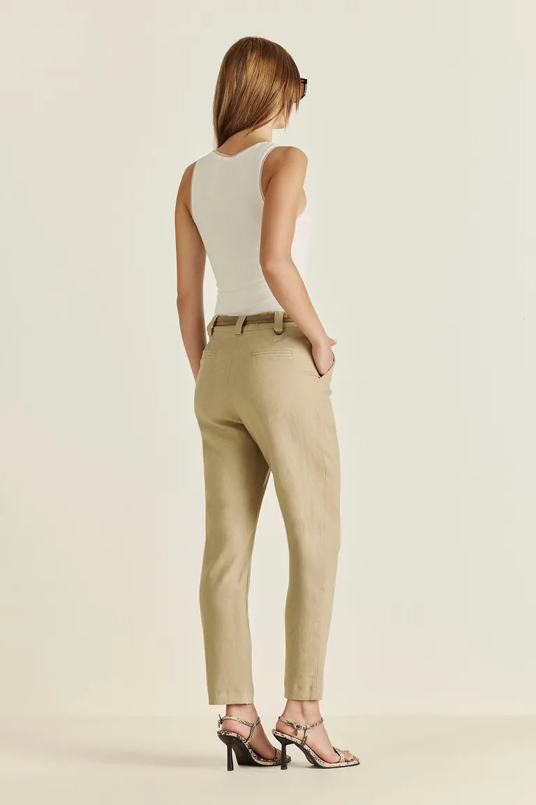 Musculosa blanca con diseño de strass, un básico infaltable en tu armario de Tucci en Tops para argentina