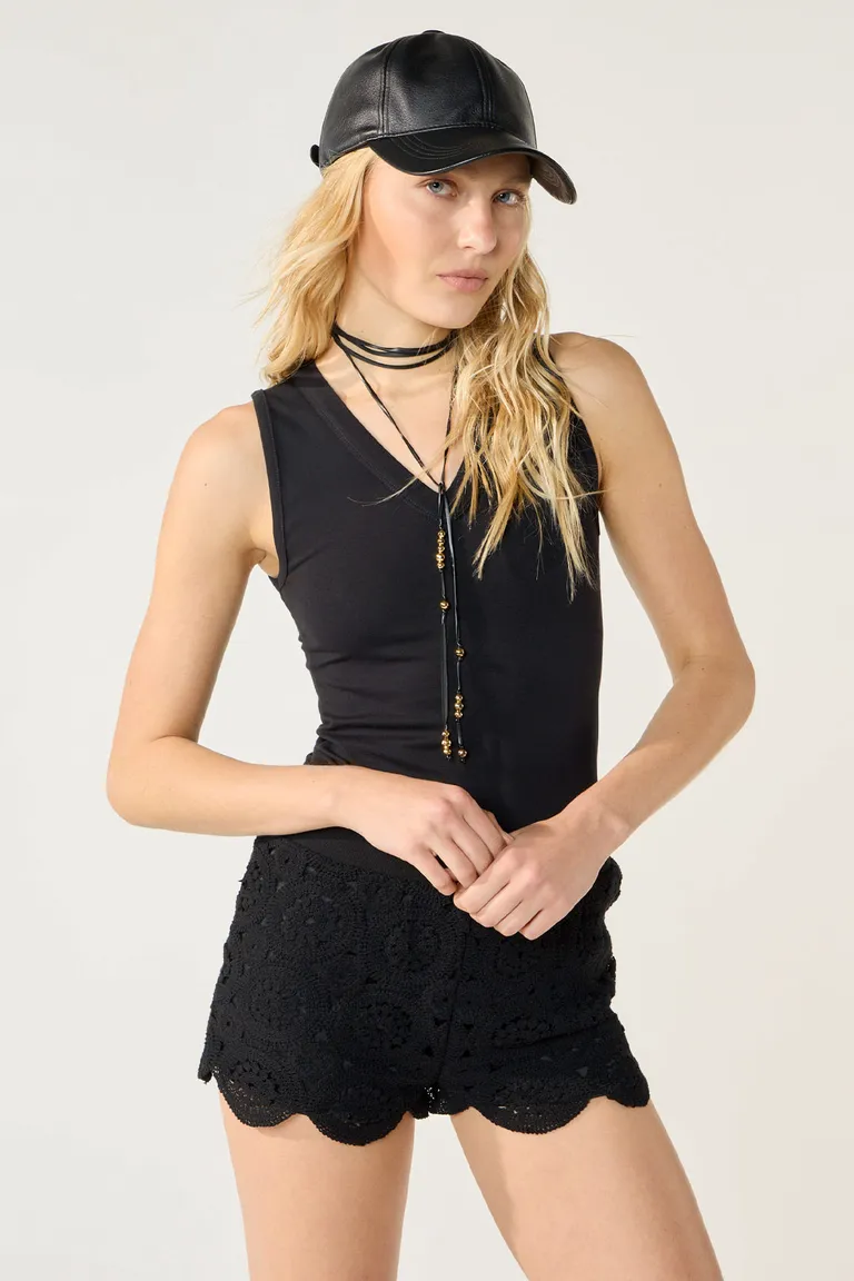 Musculosa negra de corte ajustado y cuello en V para mujer de Cuesta Blanca en Tops para argentina