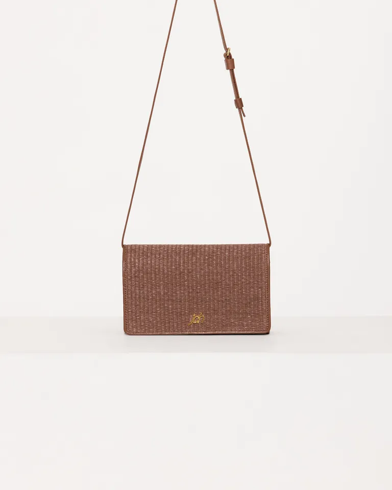 Bolso de Mano Tejido en Rafia y Cuero Vacuno con Detalles Metálicos de Jazmin Chebar en Bolsos y Carteras para argentina