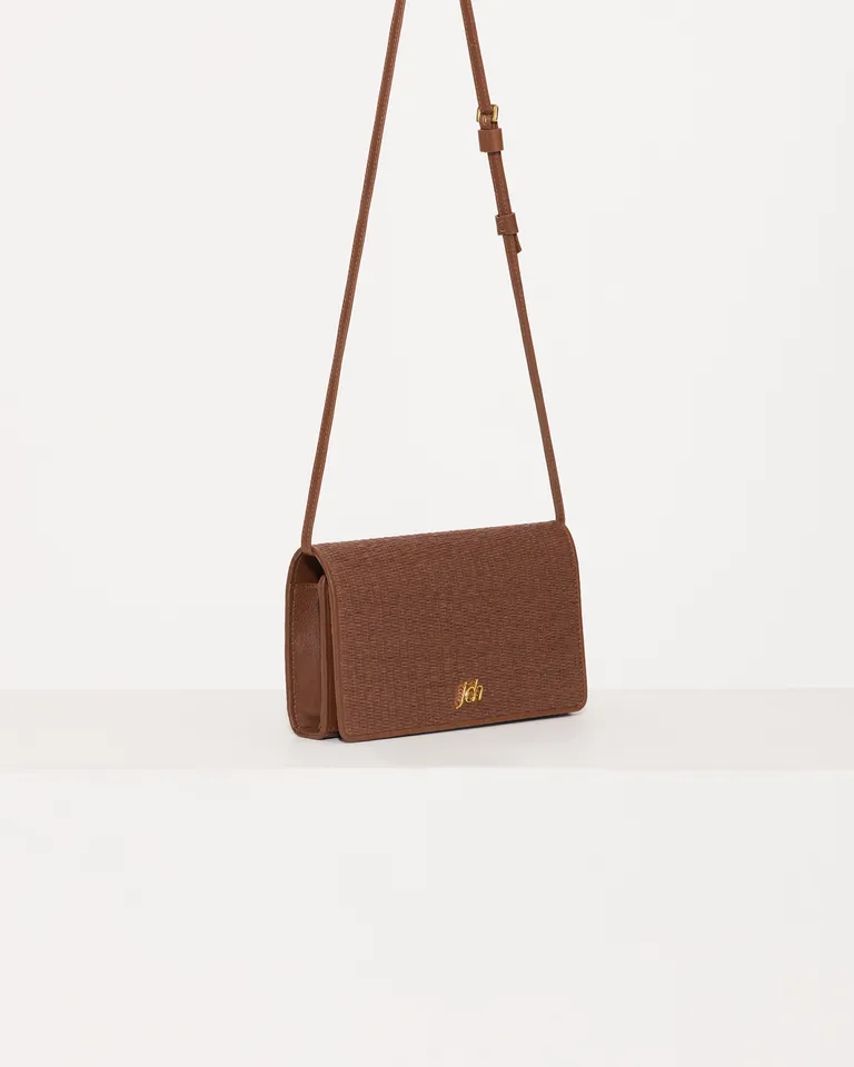 Bolso de Mano Tejido en Rafia y Cuero Vacuno con Detalles Metálicos de Jazmin Chebar en Bolsos y Carteras para argentina