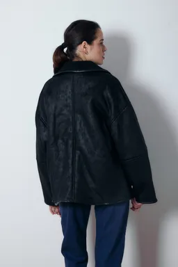 Gamulan delfina negro de Audaz en Chaquetas para argentina