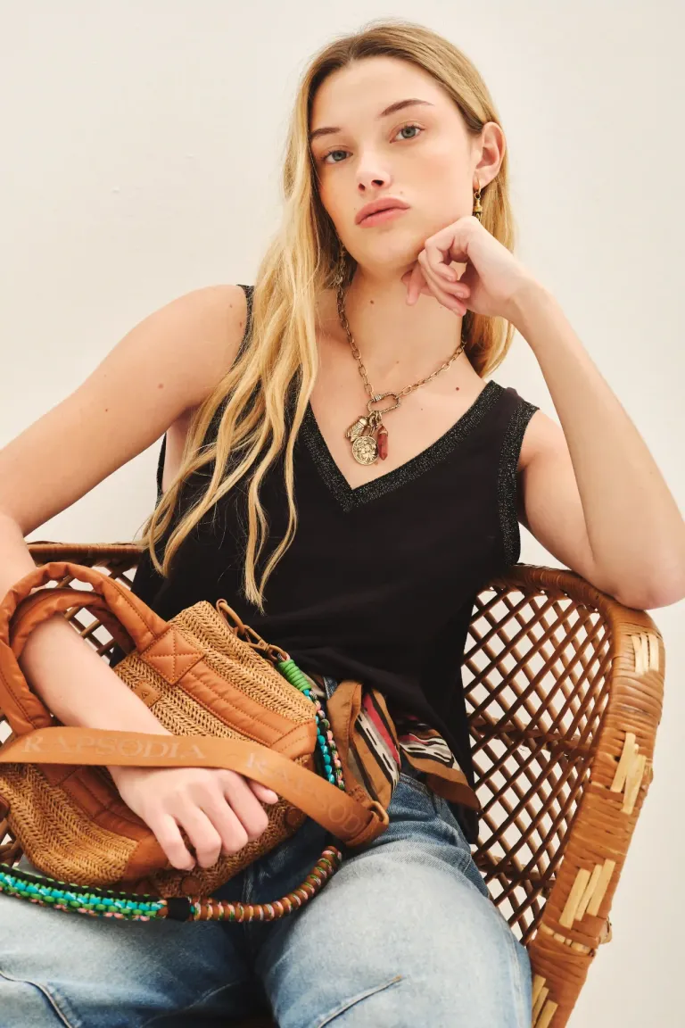 Top de punto negro con detalles brillantes en rib de Rapsodia en Remeras para argentina