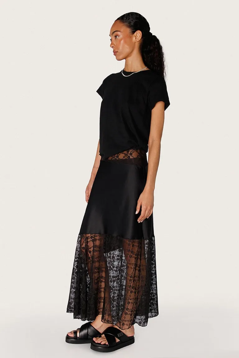 Falda larga negra con detalles de encaje y satén, diseño modular y elegante de Sofia Sarkany en Faldas para argentina