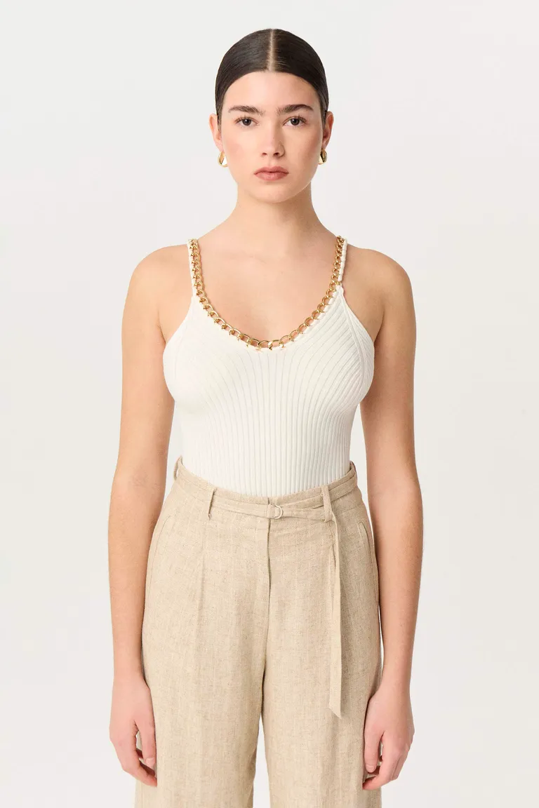 Top tejido de punto acanalado con detalle de cadena en escote de Markova en Tops para argentina