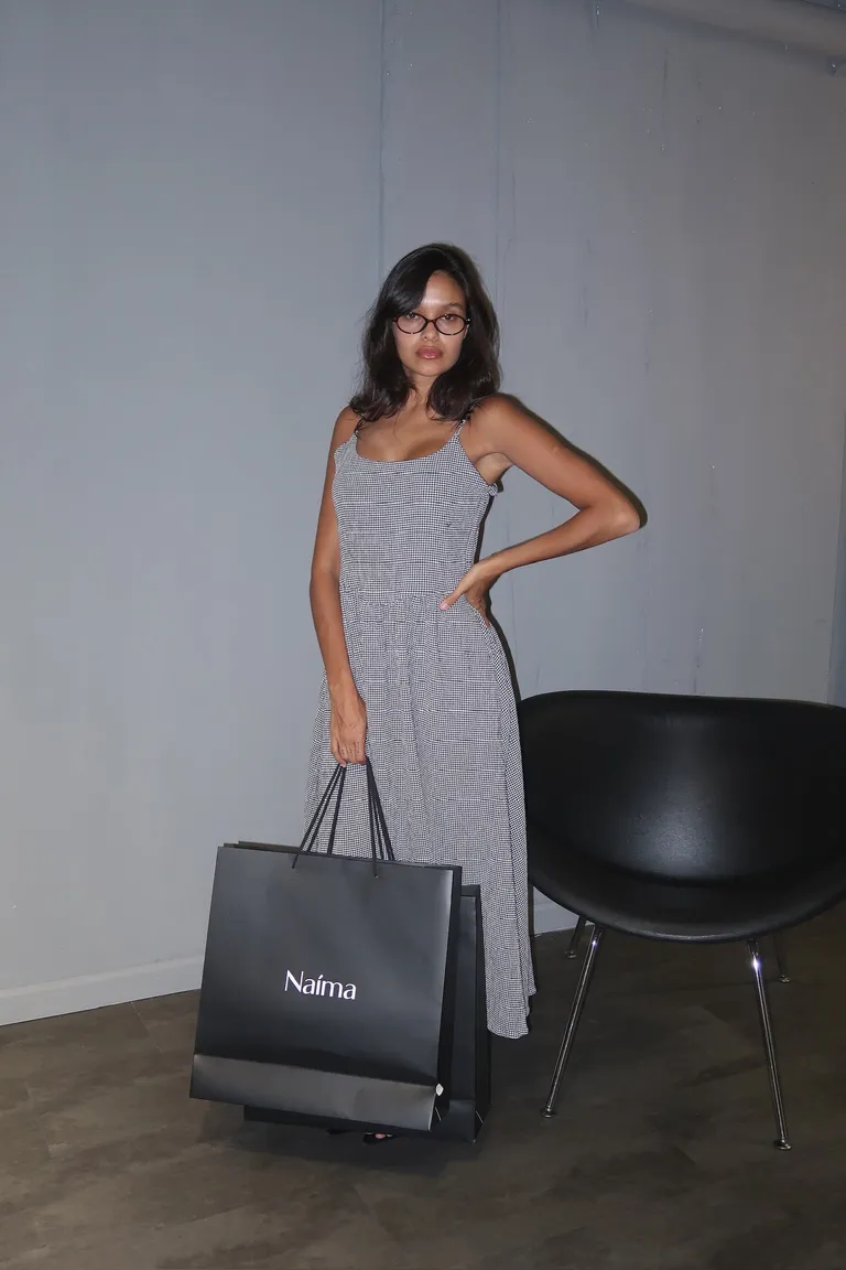 Vestido de punto con estampado vichy y detalles metálicos de Naíma en Vestidos para argentina