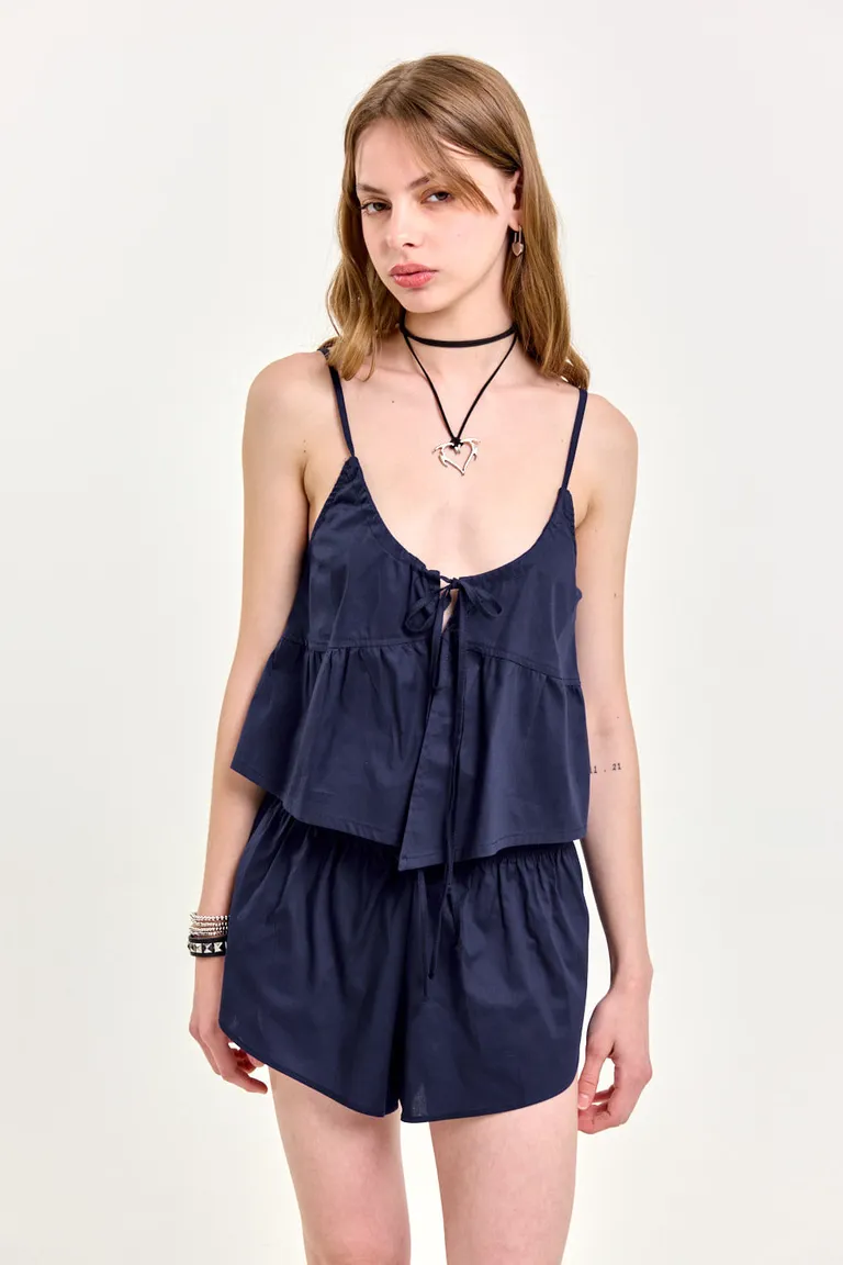 Top de poplín con detalles de lazos ajustables, corte evasé y diseño moderno de 47 Street en Tops para argentina