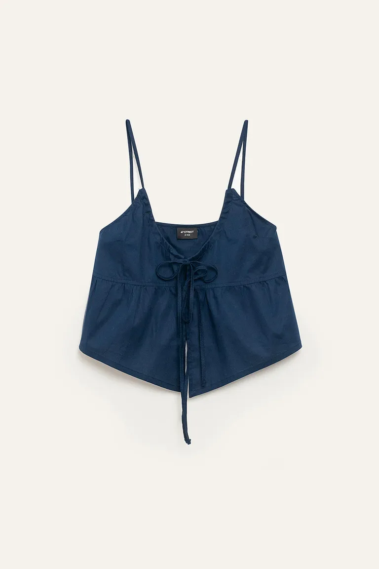 Top de poplín con detalles de lazos ajustables, corte evasé y diseño moderno de 47 Street en Tops para argentina