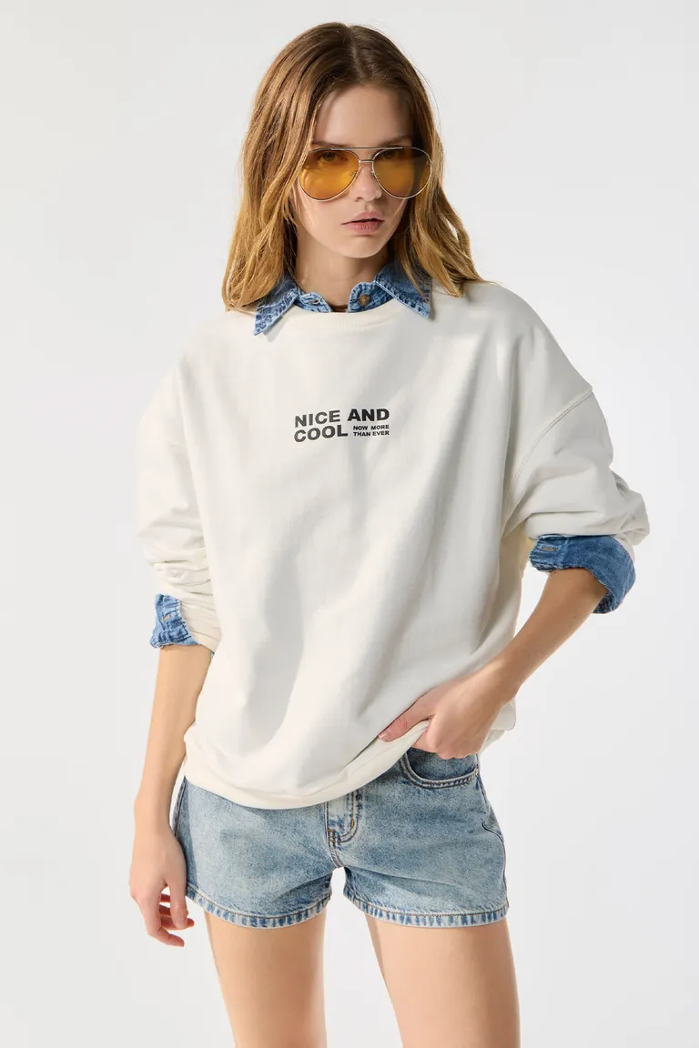Suéter oversize blanco con diseño único en el centro para mujer de Cuesta Blanca en Buzos y Sweaters para argentina