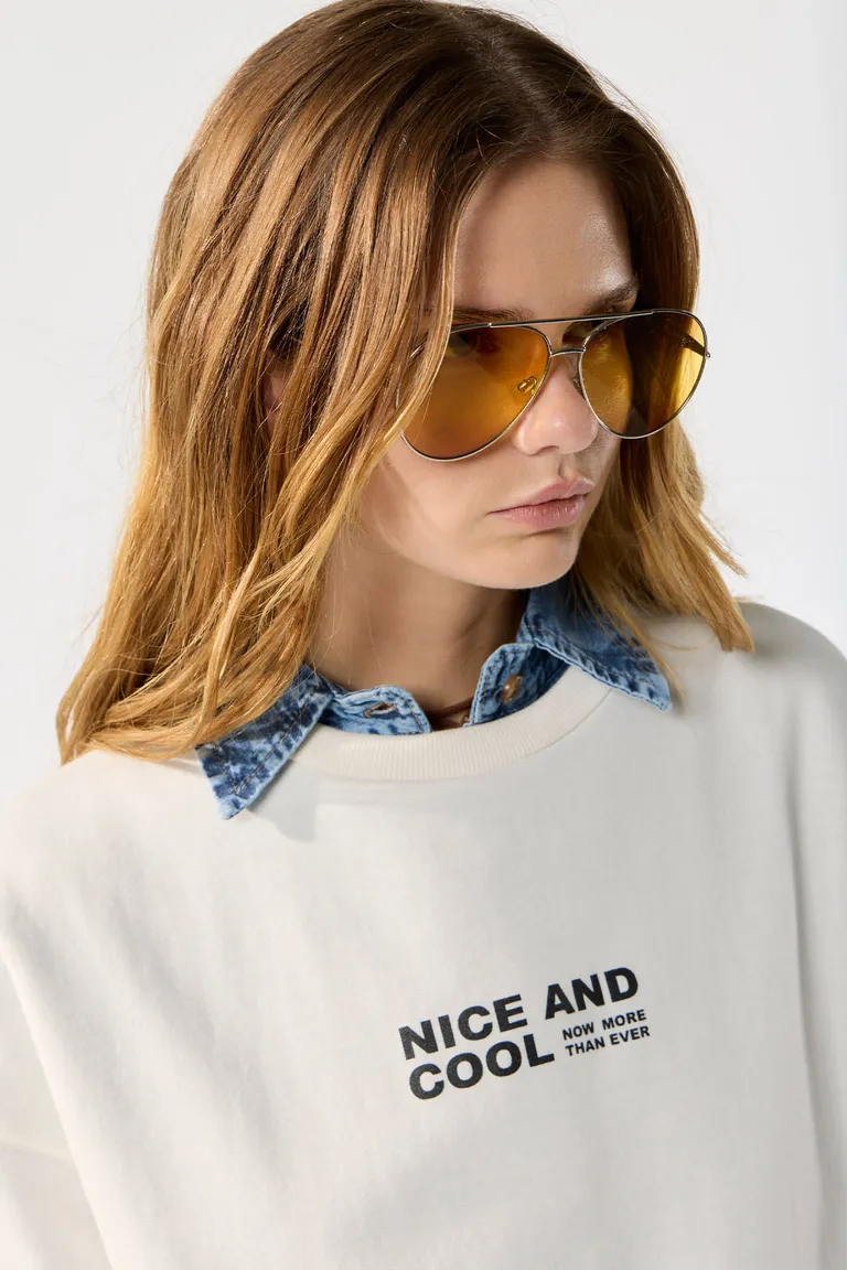 Suéter oversize blanco con diseño único en el centro para mujer de Cuesta Blanca en Buzos y Sweaters para argentina