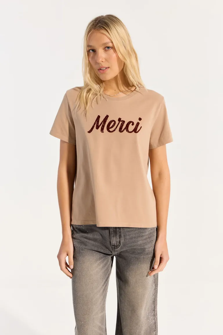 Remera beige de corte regular con estampado de texto en flock roto de Portsaid en Remeras para argentina