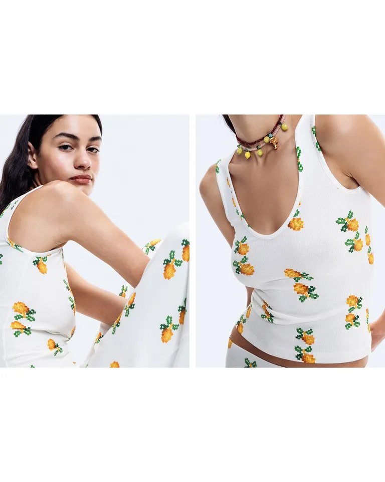 Musculosa femenina estampada con escote en V y corte ajustado al cuerpo de Jazmin Chebar en Tops para argentina