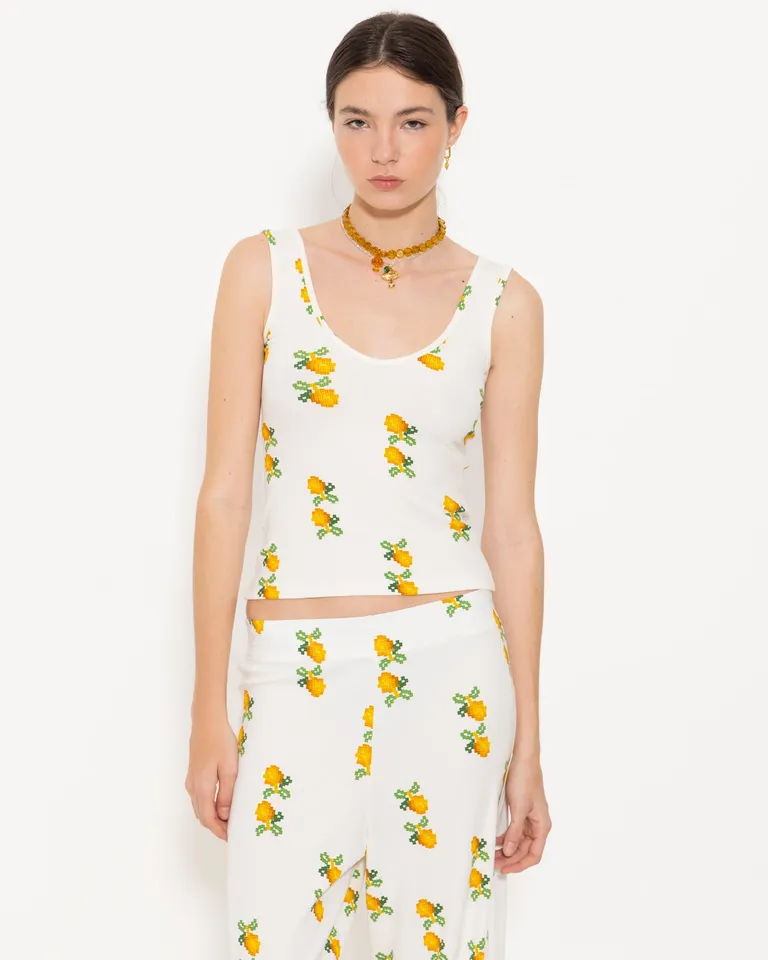 Musculosa femenina estampada con escote en V y corte ajustado al cuerpo de Jazmin Chebar en Tops para argentina