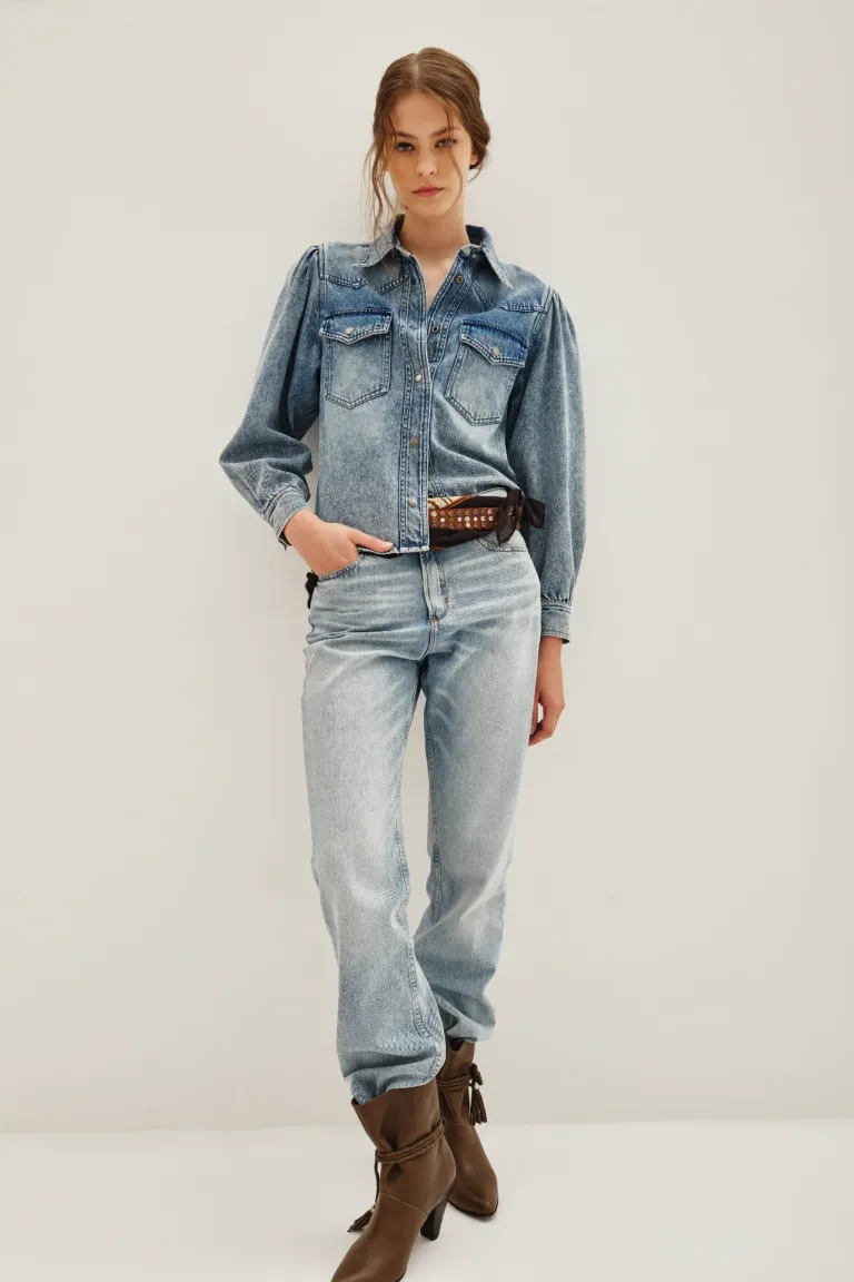 Camisa de denim con mangas globo, bolsillos frontales y cierre con broches metálicos de Rapsodia en Camisas para argentina