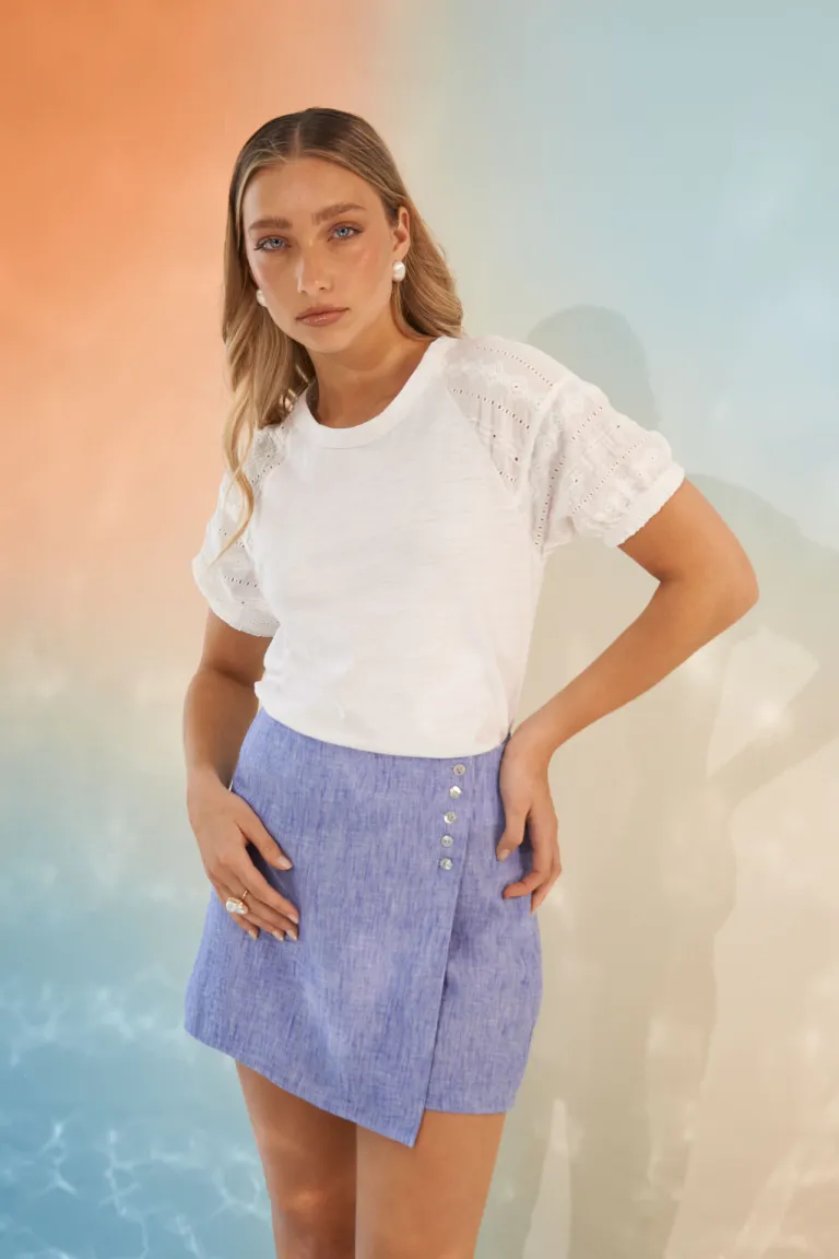 Falda corta azul con diseño envolvente y botones frontales de Apricot en Faldas para argentina