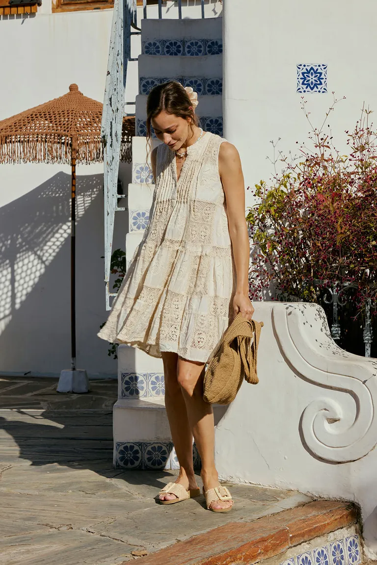 Vestido corto sin mangas con diseño de patchwork, alforzas, frunces y cuello mao con botones de Indiastyle en Vestidos para argentina