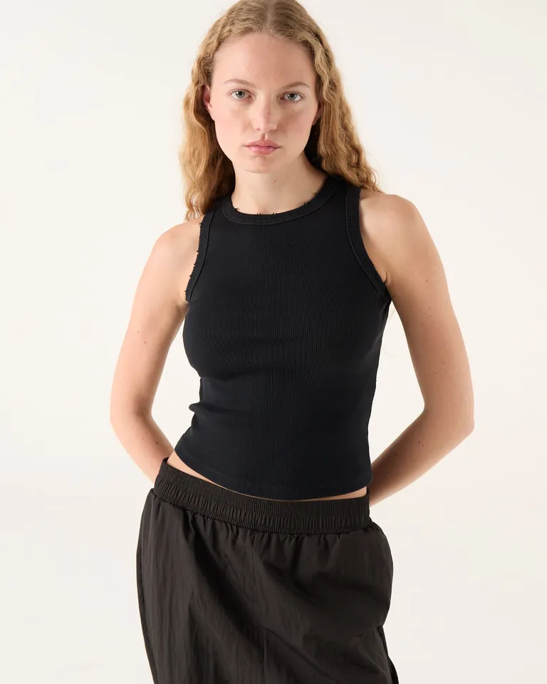 Musculosa de tejido acanalado con cuello redondo y corte entallado de Furzai en Tops para argentina