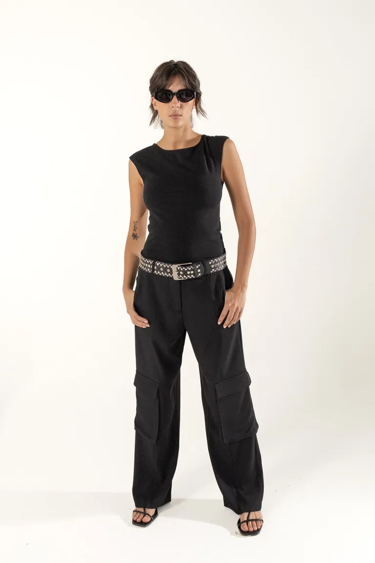 Pantalones negros de corte recto y silueta contemporánea para mujer de Akiabara en Pantalones para argentina